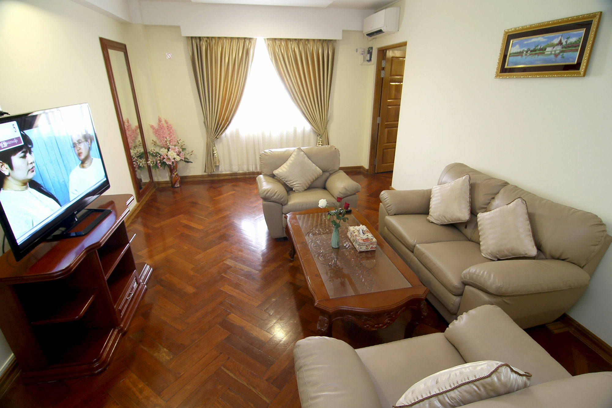 Shwe Htee , Hotel Mandalay