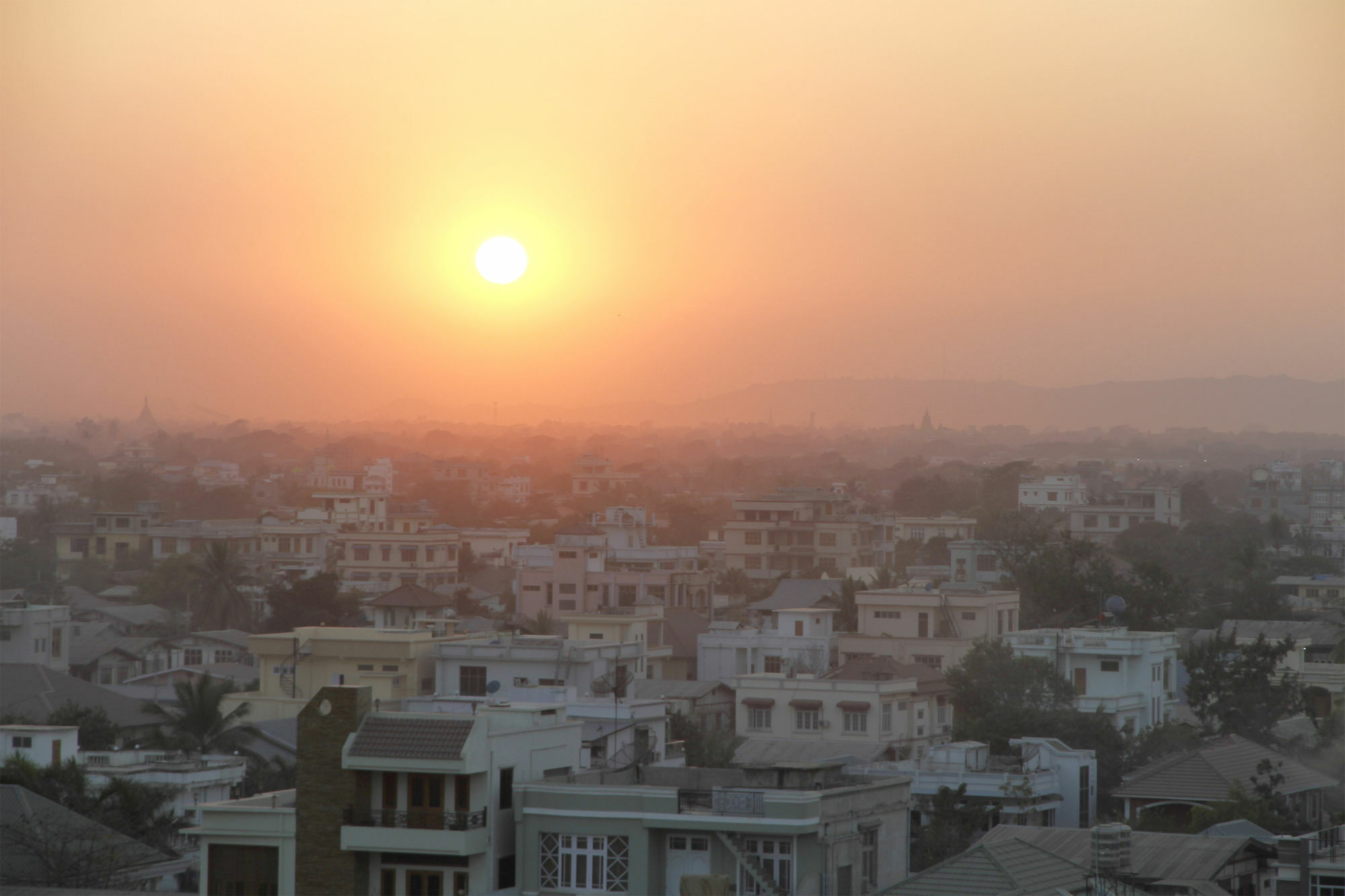 Shwe Htee , Hotel Mandalay