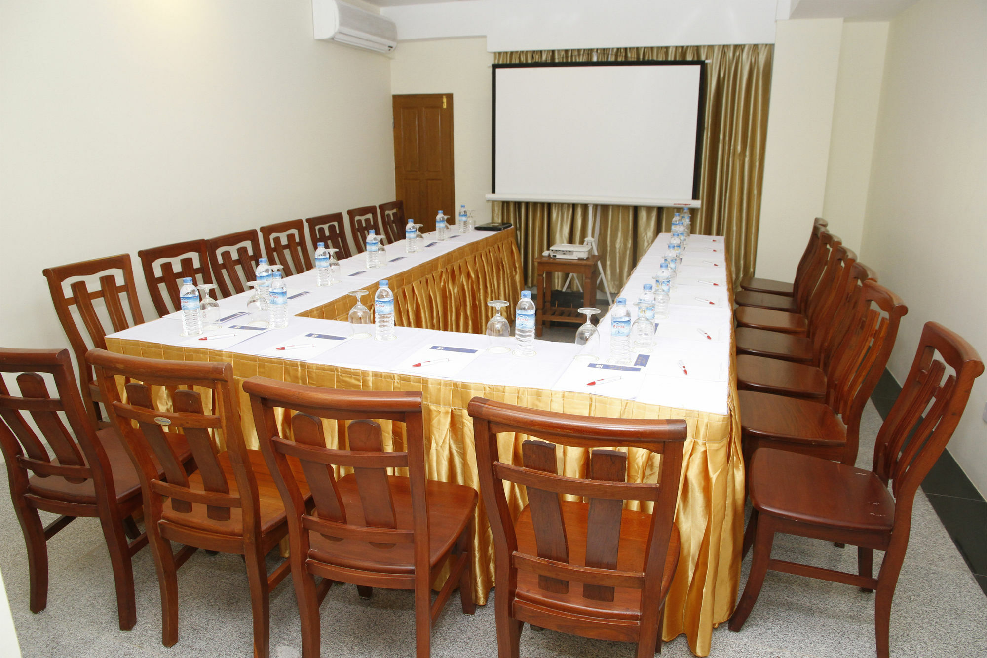 Hotel Shwe Htee ,